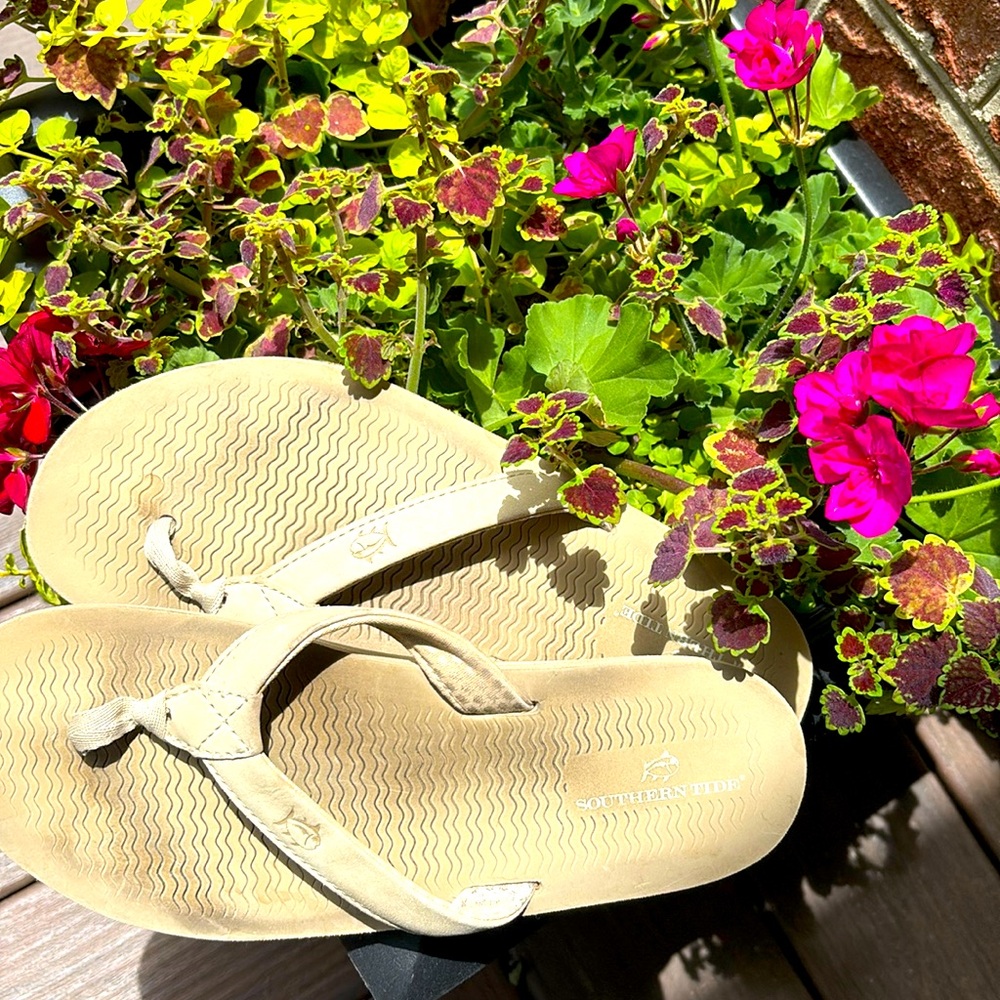 Southern Tide Beach Cream Flip Flops Women's SZ 10